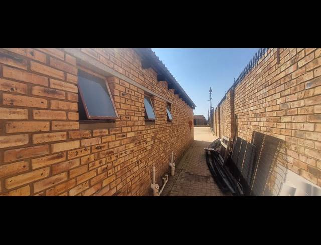 20,000M² SHOWROOM TO LET IN WEST RAND AH